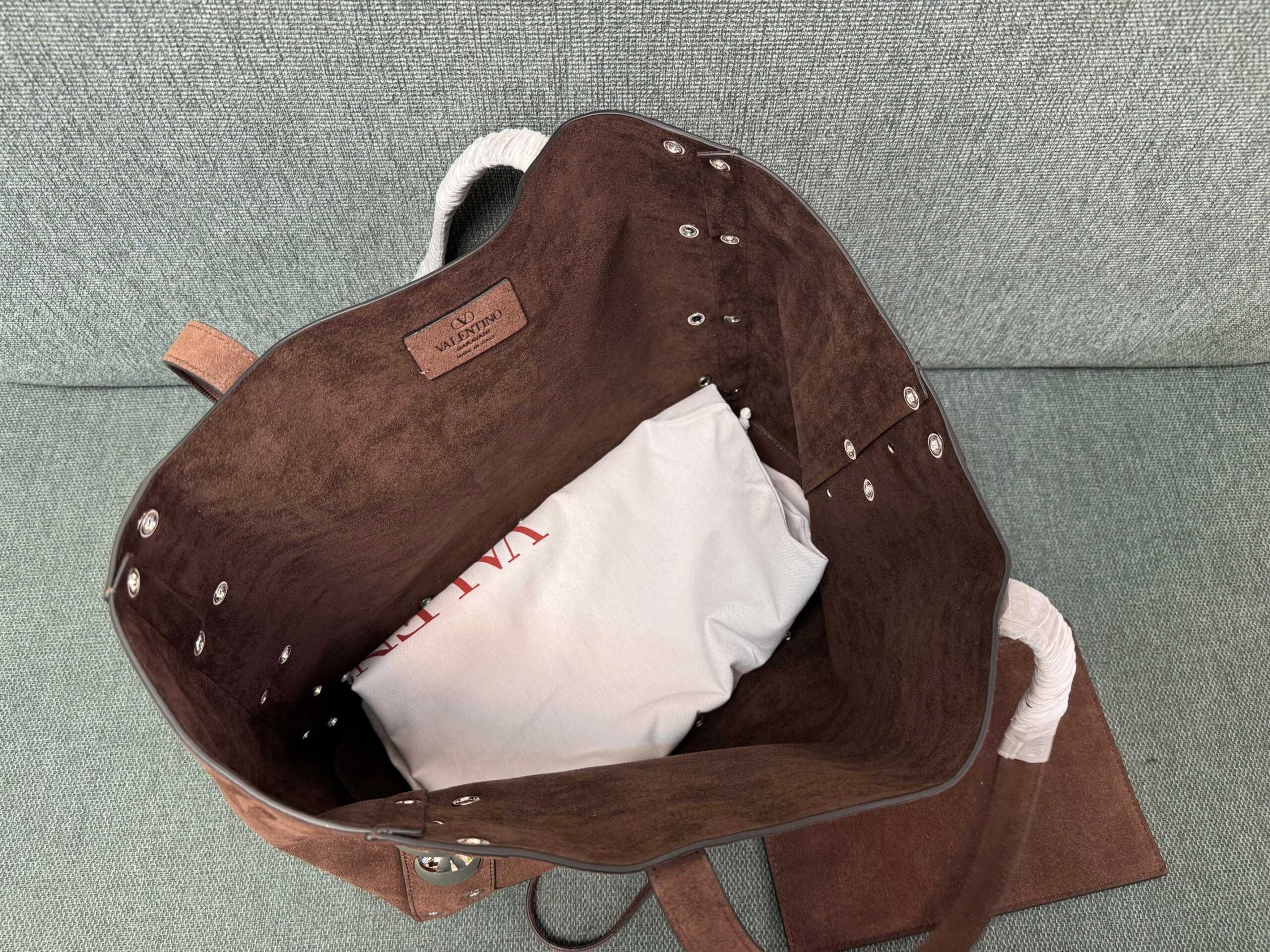 Valentino Garavani Tote 40 Dark Brown Suede 555249