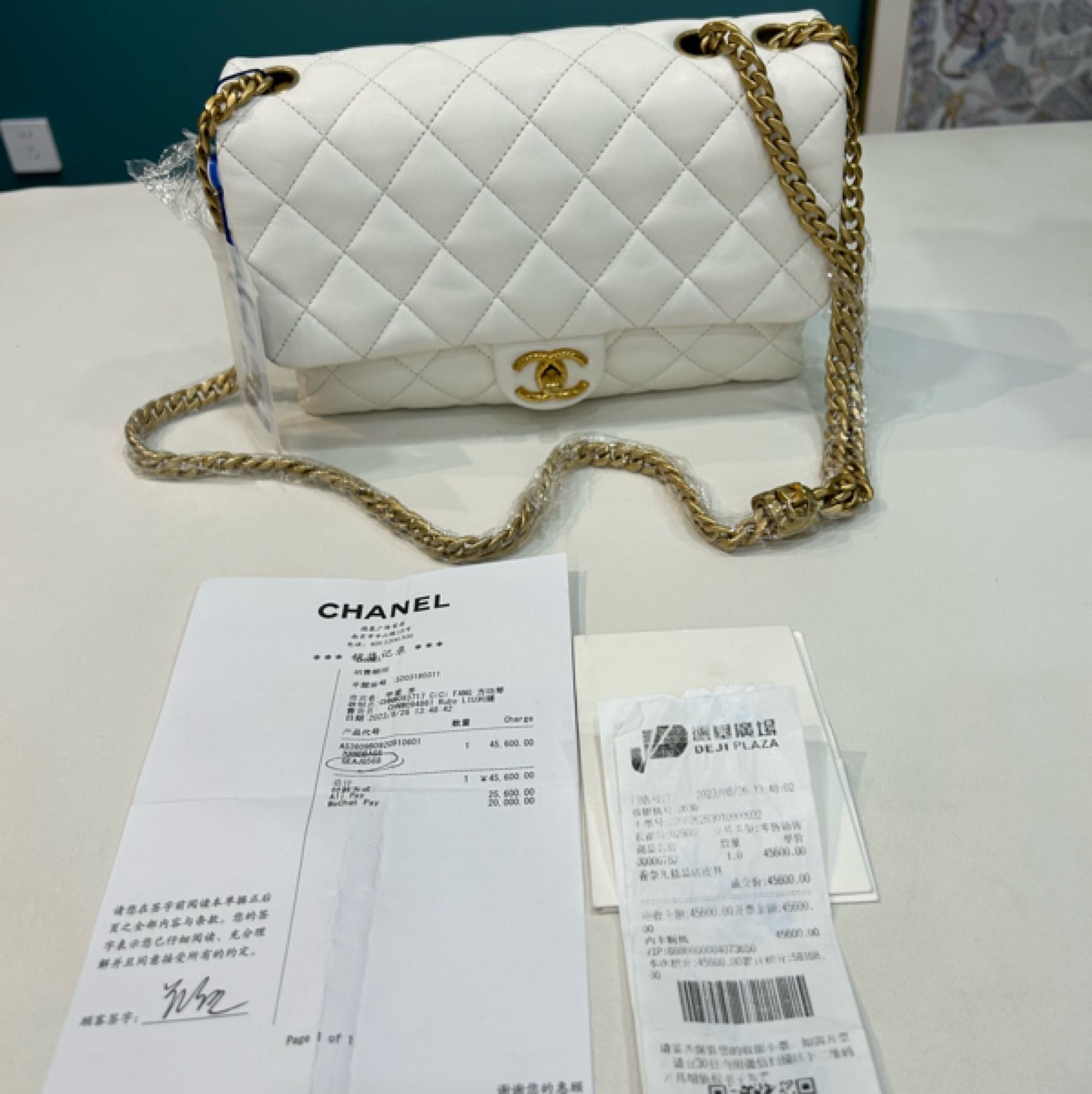 Chanel Shoulder Bag gold – front view